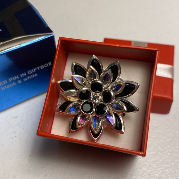 Avon Flower Pin in Giftbox - Picture 2 of 4